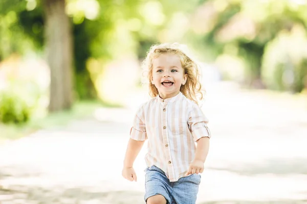 Roztomilý Malý Chlapec Kudrnaté Blond Vlasy Hrát Parku — Stock fotografie