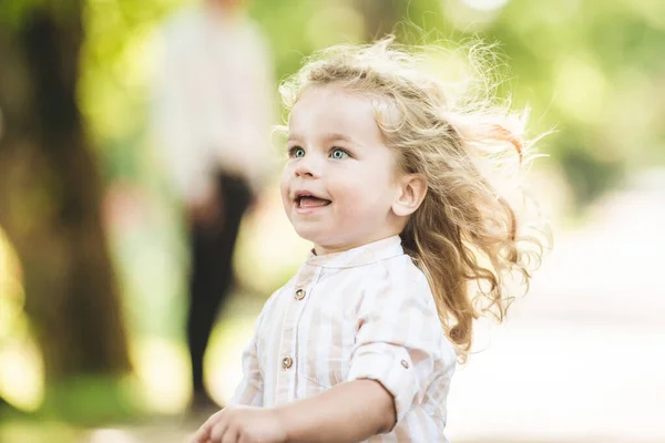 Menino Bonito Com Cabelo Louro Encaracolado Jogando Parque — Fotografia de Stock