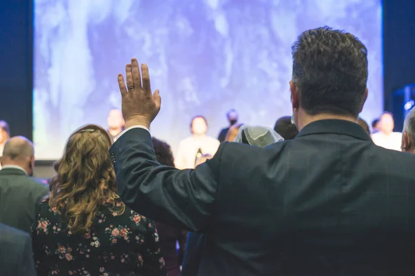 Руки Воздухе Людей Прославляющих Бога Церковной Службе — стоковое фото