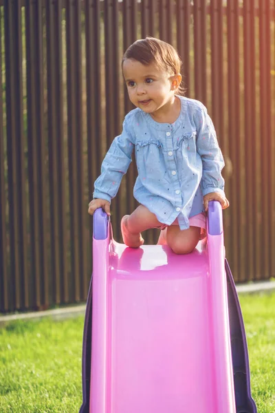 Pouco Bonito Menina Jogar Slide Fazer Grimace Enquanto Ela Joga — Fotografia de Stock