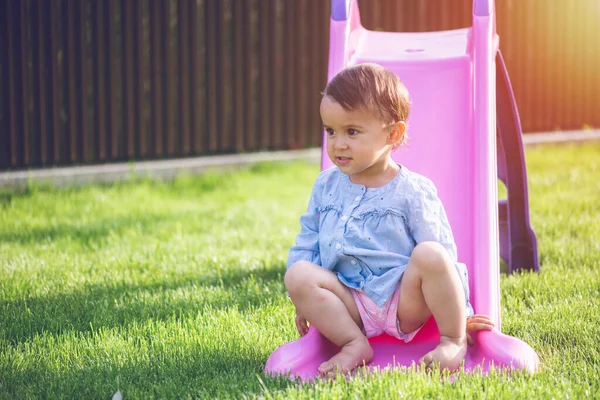 Pouco Bonito Menina Jogar Slide Fazer Grimace Enquanto Ela Joga — Fotografia de Stock