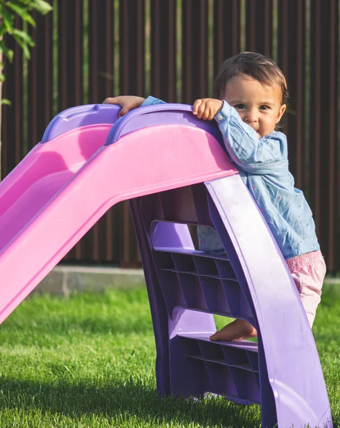 Μικρό Και Χαριτωμένο Κορίτσι Παίζουν Στο Slide Και Κάνει Μια — Φωτογραφία Αρχείου