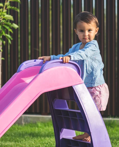 Pouco Bonito Menina Jogar Slide Fazer Grimace Enquanto Ela Joga — Fotografia de Stock