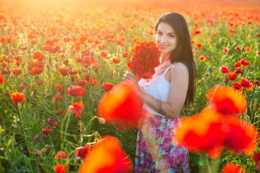 gün batımında haşhaş bir alanda güzel kız
