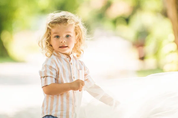 Menino Bonito Com Cabelo Louro Encaracolado Jogando Parque — Fotografia de Stock