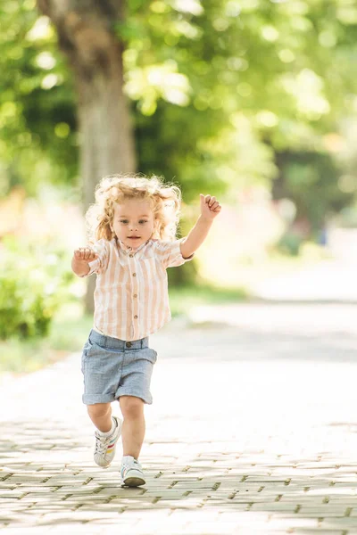 Söt Liten Pojke Med Lockigt Blont Hår Leker Parken — Stockfoto