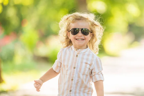 Söt Liten Pojke Med Lockigt Blont Hår Leker Parken — Stockfoto