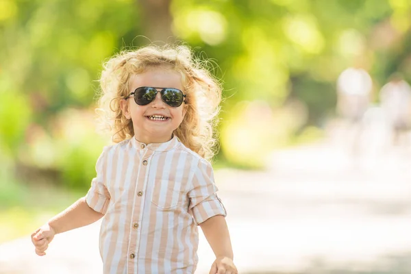 Niedlicher Kleiner Junge Mit Lockigem Blondem Haar Spielt Park — Stockfoto