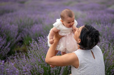Lavanta arka planda güzel kızı olan mutlu bir anne..