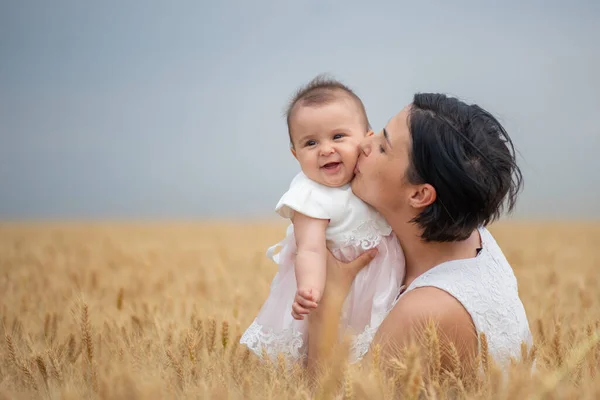 Mãe Feliz Com Filha Bonita Fundo Trigo — Fotografia de Stock