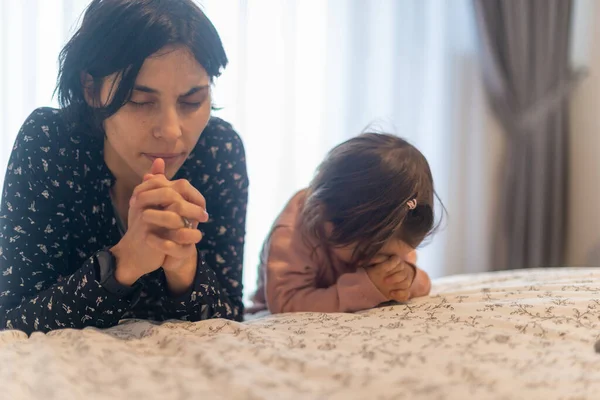 Mother Her Little Girl Praying Edge Bed Morning — Stock Photo, Image