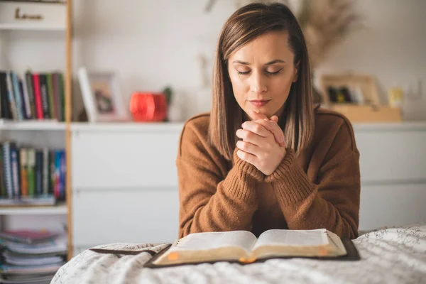 Femme Avec Prier Adorer Dieu Dans Chambre — Photo