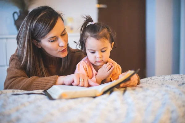 Madre Niña Rezando Borde Cama Por Mañana — Foto de Stock