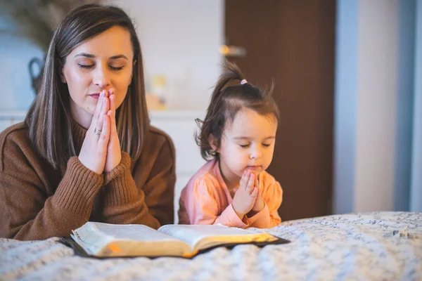 Mutter Und Ihr Kleines Mädchen Beten Morgens Bettrand — Stockfoto