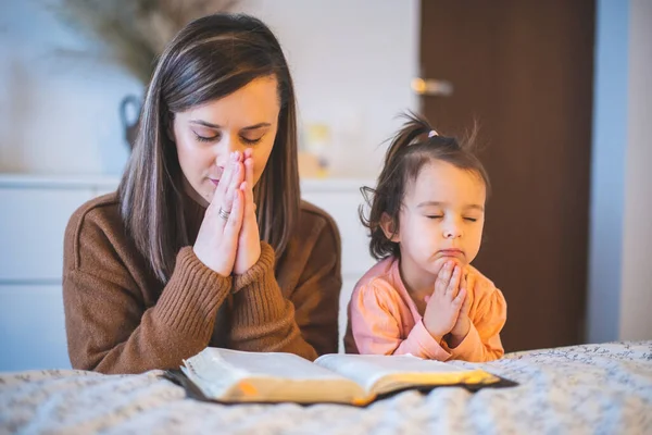 Mutter Und Ihr Kleines Mädchen Beten Morgens Bettrand — Stockfoto