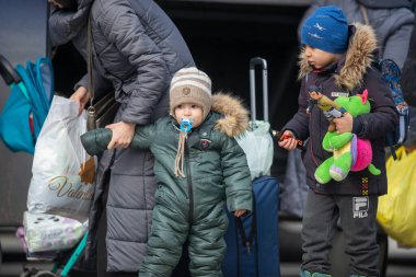 Isaccea, Romanya. 05 Mart 2022. Mülteci Ukraynalılar sınırı geçtikten sonra Ukrayna 'dan Romanya' daki Isaccea 'ya yürüdüler.
