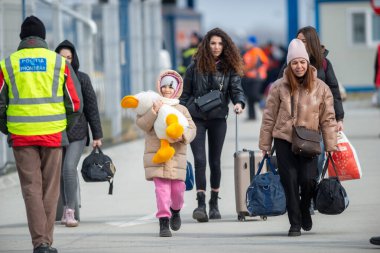 Isaccea, Romanya. 05 Mart 2022. Mülteci Ukraynalılar sınırı geçtikten sonra Ukrayna 'dan Romanya' daki Isaccea 'ya yürüdüler.