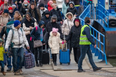 Isaccea, Romanya. 05 Mart 2022. Mülteci Ukraynalılar sınırı geçtikten sonra Ukrayna 'dan Romanya' daki Isaccea 'ya yürüdüler.