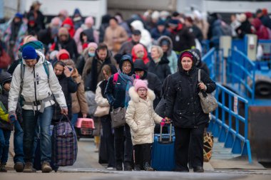 Isaccea, Romanya. 05 Mart 2022. Mülteci Ukraynalılar sınırı geçtikten sonra Ukrayna 'dan Romanya' daki Isaccea 'ya yürüdüler.