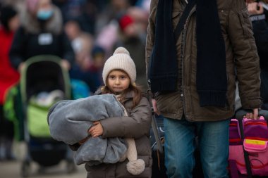 Isaccea, Romanya. 05 Mart 2022. Mülteci Ukraynalılar sınırı geçtikten sonra Ukrayna 'dan Romanya' daki Isaccea 'ya yürüdüler.