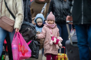 Isaccea, Romanya. 05 Mart 2022. Mülteci Ukraynalılar sınırı geçtikten sonra Ukrayna 'dan Romanya' daki Isaccea 'ya yürüdüler.