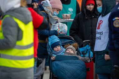 Isaccea, Romanya. 05 Mart 2022. Mülteci Ukraynalılar sınırı geçtikten sonra Ukrayna 'dan Romanya' daki Isaccea 'ya yürüdüler.