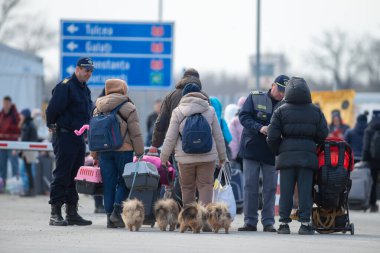 Isaccea, Romanya. 05 Mart 2022. Mülteci Ukraynalılar sınırı geçtikten sonra Ukrayna 'dan Romanya' daki Isaccea 'ya yürüdüler.