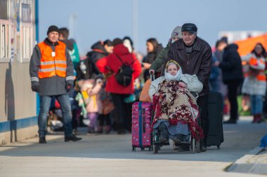Isaccea, Romanya. 05 Mart 2022. Mülteci Ukraynalılar sınırı geçtikten sonra Ukrayna 'dan Romanya' daki Isaccea 'ya yürüdüler.