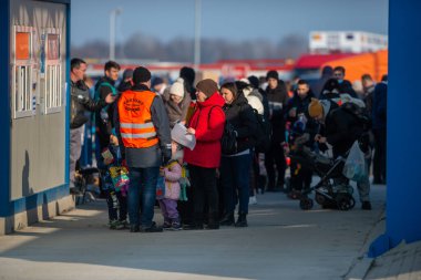 Isaccea, Romanya. 05 Mart 2022. Mülteci Ukraynalılar sınırı geçtikten sonra Ukrayna 'dan Romanya' daki Isaccea 'ya yürüdüler.