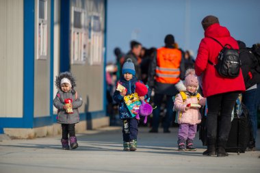 Isaccea, Romanya. 05 Mart 2022. Mülteci Ukraynalılar sınırı geçtikten sonra Ukrayna 'dan Romanya' daki Isaccea 'ya yürüdüler.