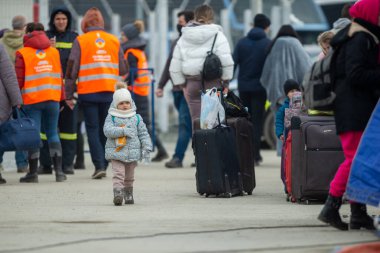 Isaccea, Romanya. 05 Mart 2022. Mülteci Ukraynalılar sınırı geçtikten sonra Ukrayna 'dan Romanya' daki Isaccea 'ya yürüdüler.