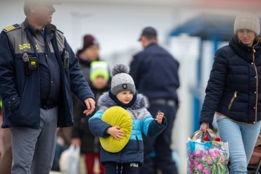 Isaccea, Romanya. 05 Mart 2022. Mülteci Ukraynalılar sınırı geçtikten sonra Ukrayna 'dan Romanya' daki Isaccea 'ya yürüdüler.