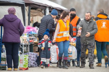 Isaccea, Romanya. 05 Mart 2022. Mülteci Ukraynalılar sınırı geçtikten sonra Ukrayna 'dan Romanya' daki Isaccea 'ya yürüdüler.