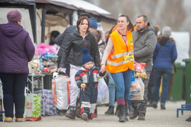Isaccea, Romanya. 05 Mart 2022. Mülteci Ukraynalılar sınırı geçtikten sonra Ukrayna 'dan Romanya' daki Isaccea 'ya yürüdüler.