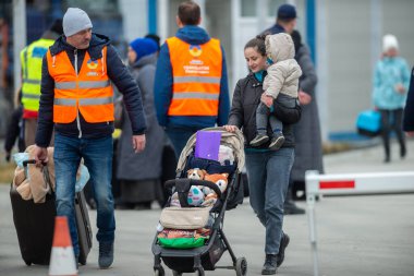Isaccea, Romanya. 05 Mart 2022. Mülteci Ukraynalılar sınırı geçtikten sonra Ukrayna 'dan Romanya' daki Isaccea 'ya yürüdüler.