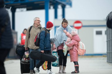 Isaccea, Romanya. 05 Mart 2022. Mülteci Ukraynalılar sınırı geçtikten sonra Ukrayna 'dan Romanya' daki Isaccea 'ya yürüdüler.