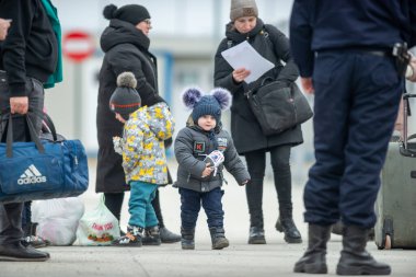 Isaccea, Romanya. 05 Mart 2022. Mülteci Ukraynalılar sınırı geçtikten sonra Ukrayna 'dan Romanya' daki Isaccea 'ya yürüdüler.