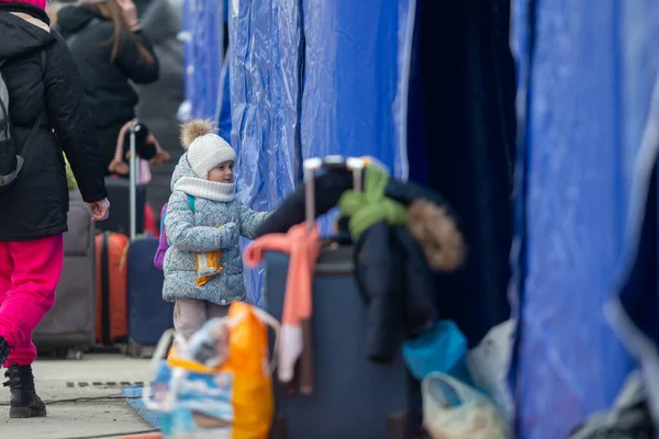 Isaccea Roemenië Maart 2022 Vluchteling Oekraïners Lopen Van Oekraïne Naar — Stockfoto