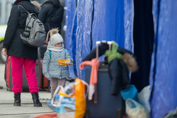 Isaccea Roemenië Maart 2022 Vluchteling Oekraïners Lopen Van Oekraïne Naar — Stockfoto