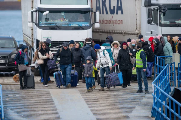 Isaccea Roemenië Maart 2022 Vluchteling Oekraïners Lopen Van Oekraïne Naar — Stockfoto
