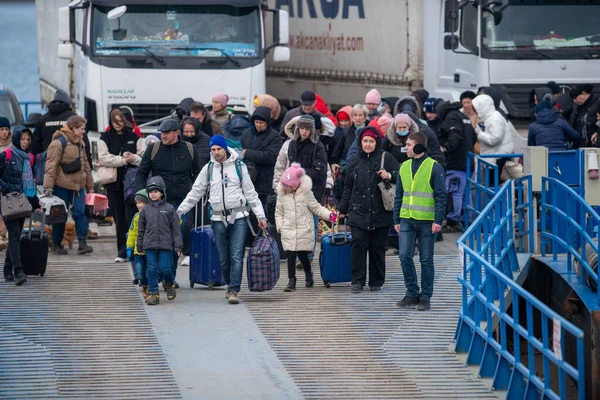 Isaccea Roménia Março 2022 Refugiados Ucranianos Caminham Ucrânia Para Isaccea — Fotografia de Stock