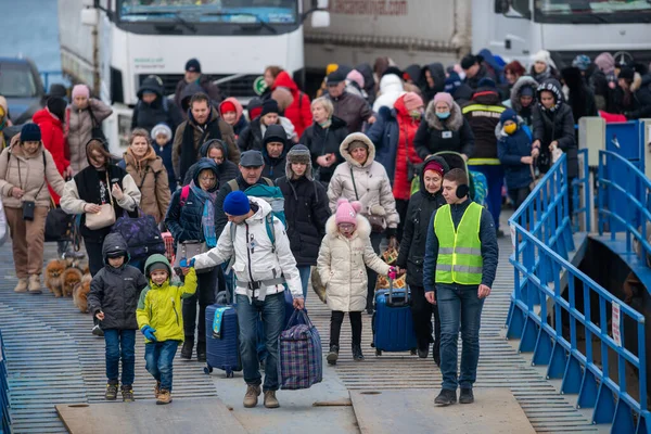 Isaccea Románia 2022 Március Menekült Ukránok Gyalog Ukrajnából Isaccea Romániában — Stock Fotó