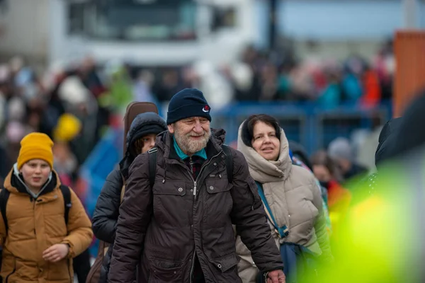 Isaccea Roemenië Maart 2022 Vluchteling Oekraïners Lopen Van Oekraïne Naar — Stockfoto