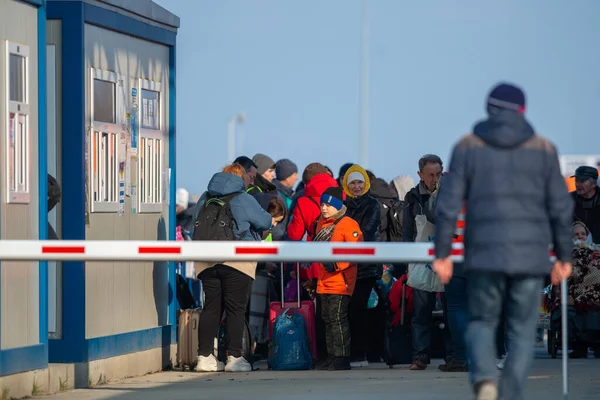 Isaccea Roemenië Maart 2022 Vluchteling Oekraïners Lopen Van Oekraïne Naar — Stockfoto