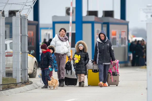 Isaccea Roménia Março 2022 Refugiados Ucranianos Caminham Ucrânia Para Isaccea — Fotografia de Stock