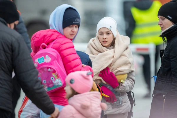 Isaccea Rumunsko Března2022 Uprchlíci Ukrajinci Pěšky Ukrajiny Isaccea Rumunsku Překročení — Stock fotografie