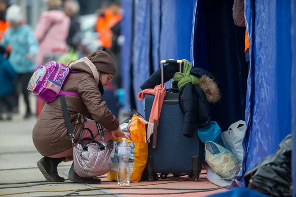 Isaccea Roemenië Maart 2022 Vluchteling Oekraïners Lopen Van Oekraïne Naar — Stockfoto