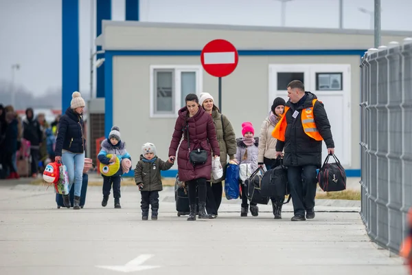 Isaccea Rumunsko Března2022 Uprchlíci Ukrajinci Pěšky Ukrajiny Isaccea Rumunsku Překročení — Stock fotografie