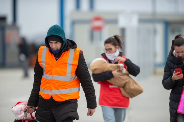 Isaccea Roemenië Maart 2022 Vluchteling Oekraïners Lopen Van Oekraïne Naar — Stockfoto