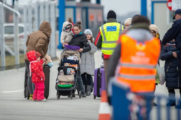 Isaccea Roemenië Maart 2022 Vluchteling Oekraïners Lopen Van Oekraïne Naar — Stockfoto